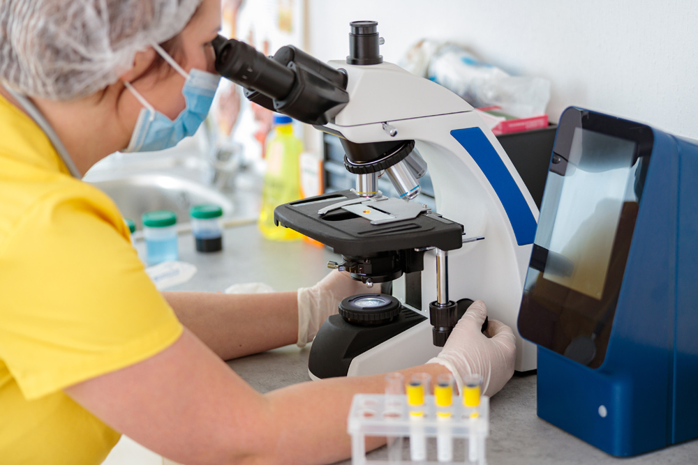 In-House Laboratory Diagnostics - Tech Viewing Microscope In-House Laboratory Diagnostics - Tech Viewing Microscope